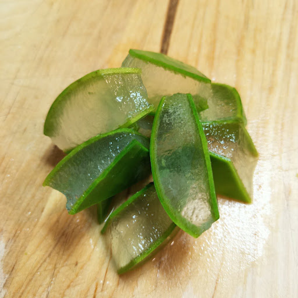 In foto alcune foglie appena tagliate di Aloe Arborescens coltivata naturalmente da Dr Aloes